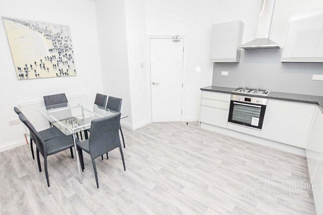 Spacious Furnished Ensuite Rooms! Ideal Location ! Main Photo