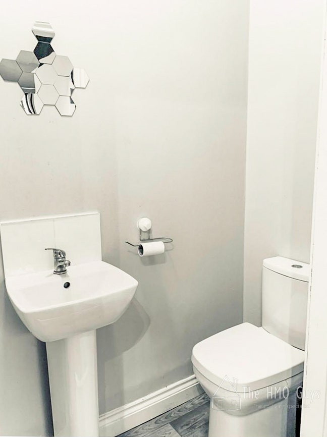 Spacious Furnished Ensuite Rooms! Ideal Location ! Main Photo