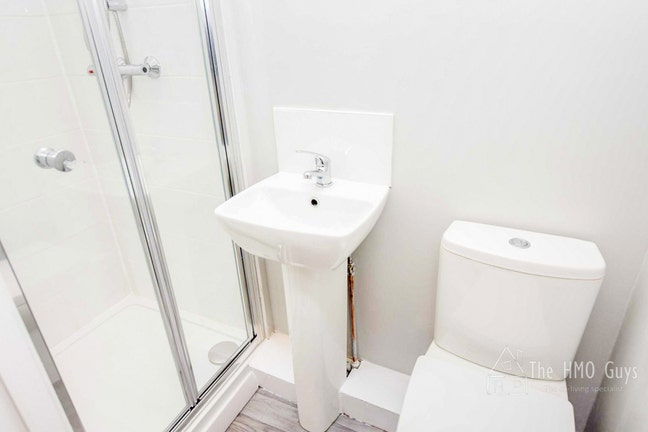 Spacious Furnished Ensuite Rooms! Ideal Location ! Main Photo