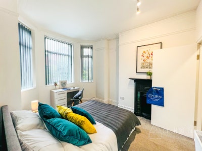 Spacious Furnished Ensuite Rooms! Ideal Location ! Main Photo