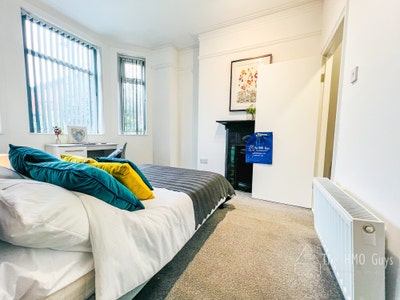 Spacious Furnished Ensuite Rooms! Ideal Location ! Main Photo