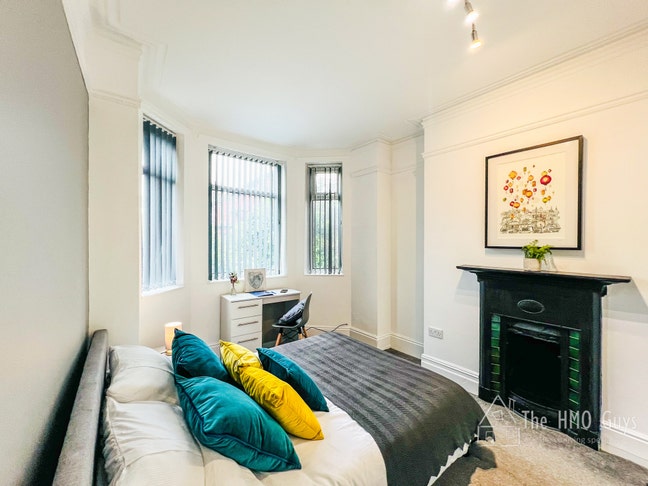 Spacious Furnished Ensuite Rooms! Ideal Location ! Main Photo