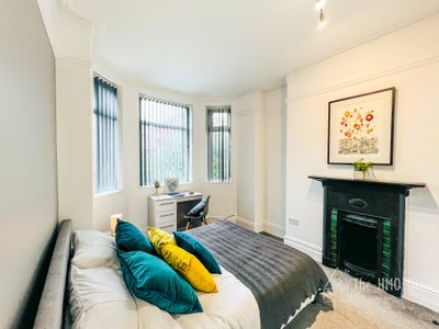 Spacious Furnished Ensuite Rooms! Ideal Location ! Main Photo