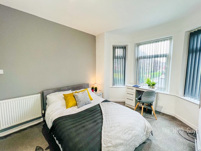 Spacious Furnished Ensuite Rooms! Ideal Location ! Main Photo