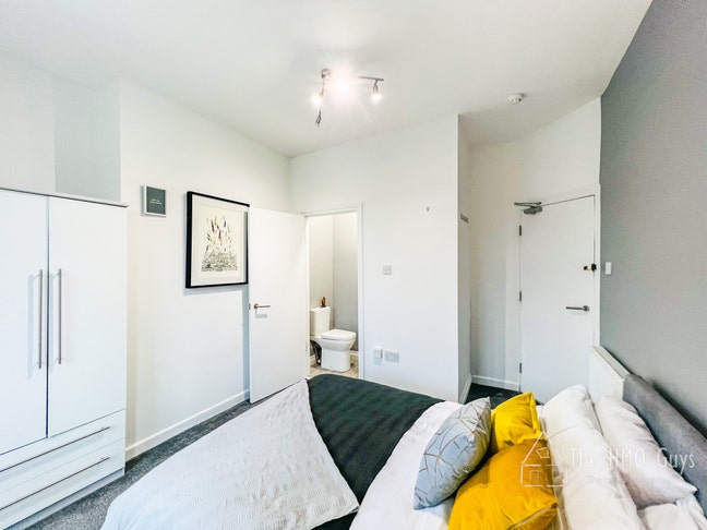 Spacious Furnished Ensuite Rooms! Ideal Location ! Main Photo