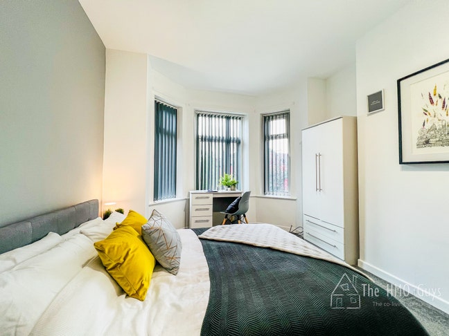 Spacious Furnished Ensuite Rooms! Ideal Location ! Main Photo