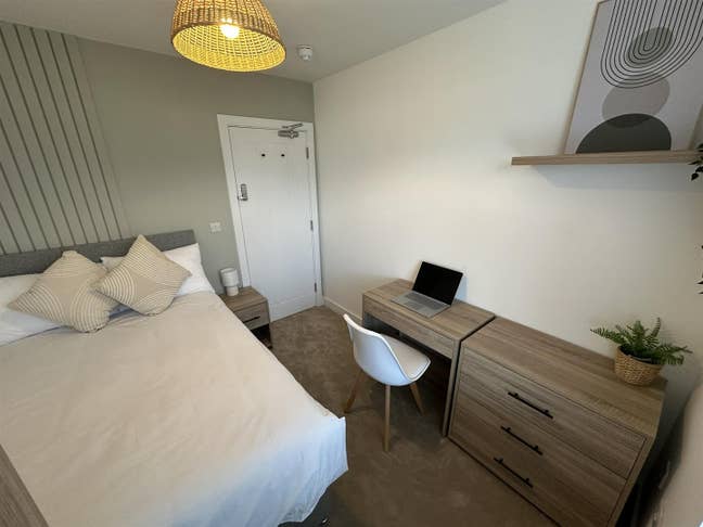 Room Available | All Bills Included | Highridge Rd Main Photo