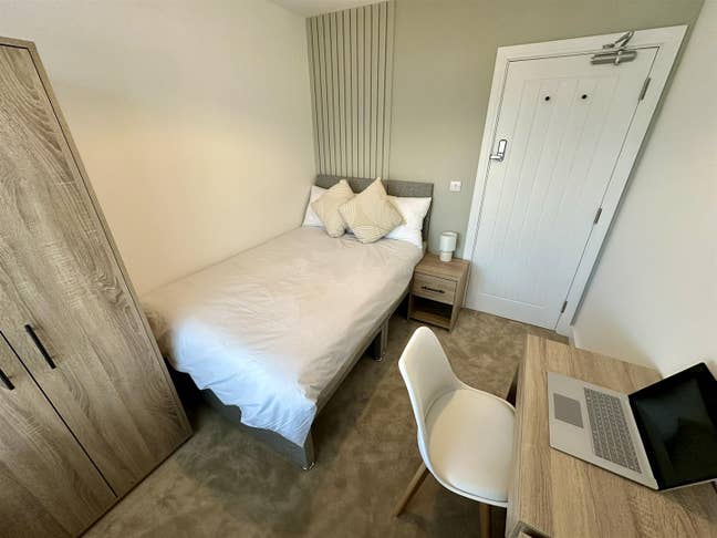 Room Available | All Bills Included | Highridge Rd Main Photo