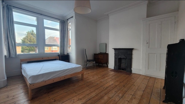 Master bedroom - along Elizabeth Line Main Photo