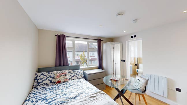 Studio flat with private bathroom and kitchenette Main Photo