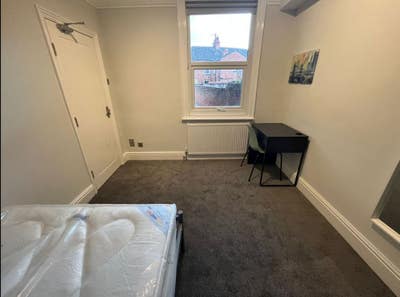 Large bedroom to let in a houseshare Main Photo