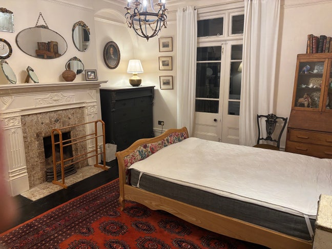 Elegant, quiet room and private sunroom Main Photo