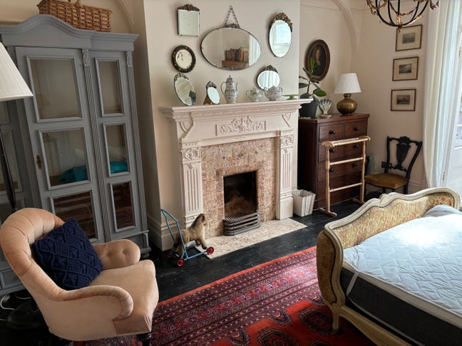 Elegant, quiet room and private sunroom Main Photo
