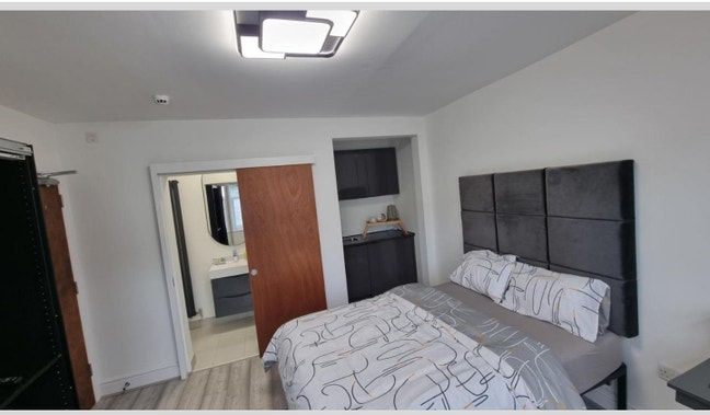 Stylish Ensuite with kitchenette  Main Photo