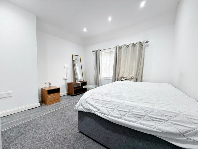 3 X Rooms to Rent 5 Min Walk to Langley Station Main Photo