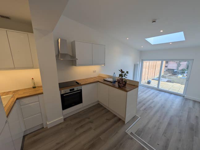 Modern, newly refurbished 3 bedroom flat Main Photo