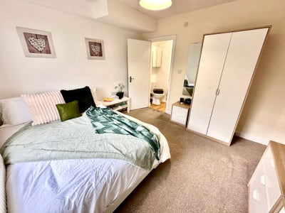 🏡 Beautiful Ensuite Room – Close to Town Centre! Main Photo
