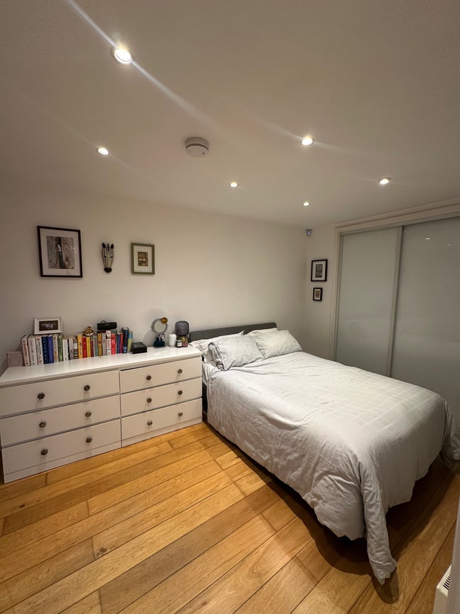 1 room available in 3 bedroom flat January - April Main Photo