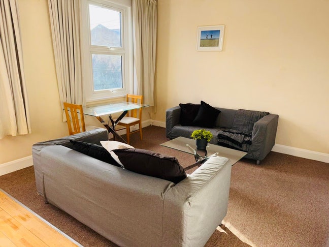 2 bed flat, 5 mins to Clapham Junction Main Photo