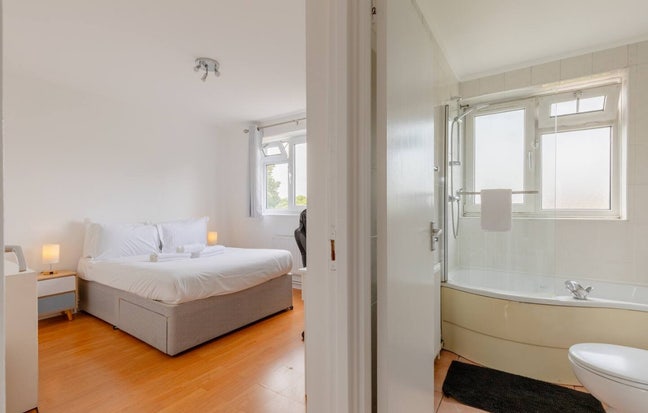 Spacious Double Bedroom in Nine-Elms Main Photo