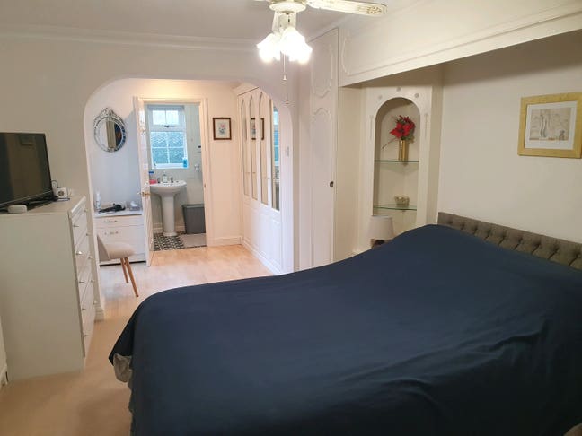 Large double bedroom with own showroom  Main Photo