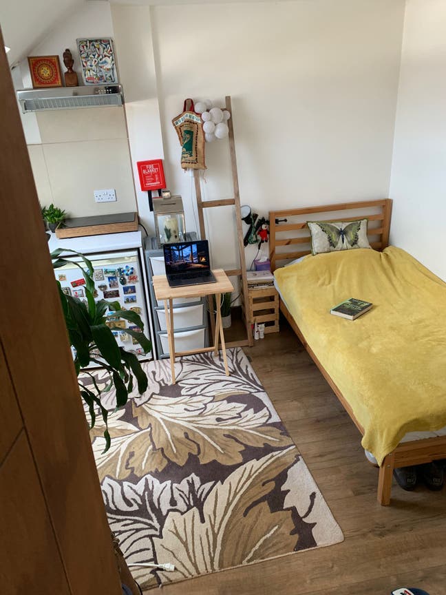 Superb location STUDIO Apartment at Hendon Central Main Photo