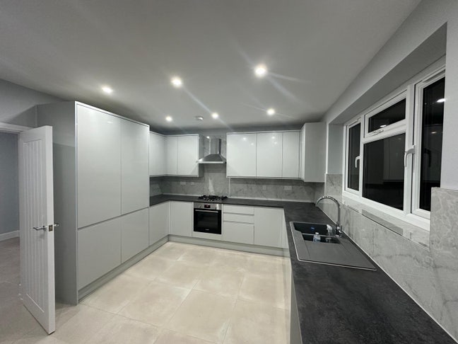 Brand new house near Hounslw west station  Main Photo