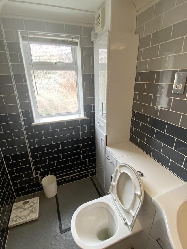 Room to let with onsuit shower wash hand / toilet  Main Photo