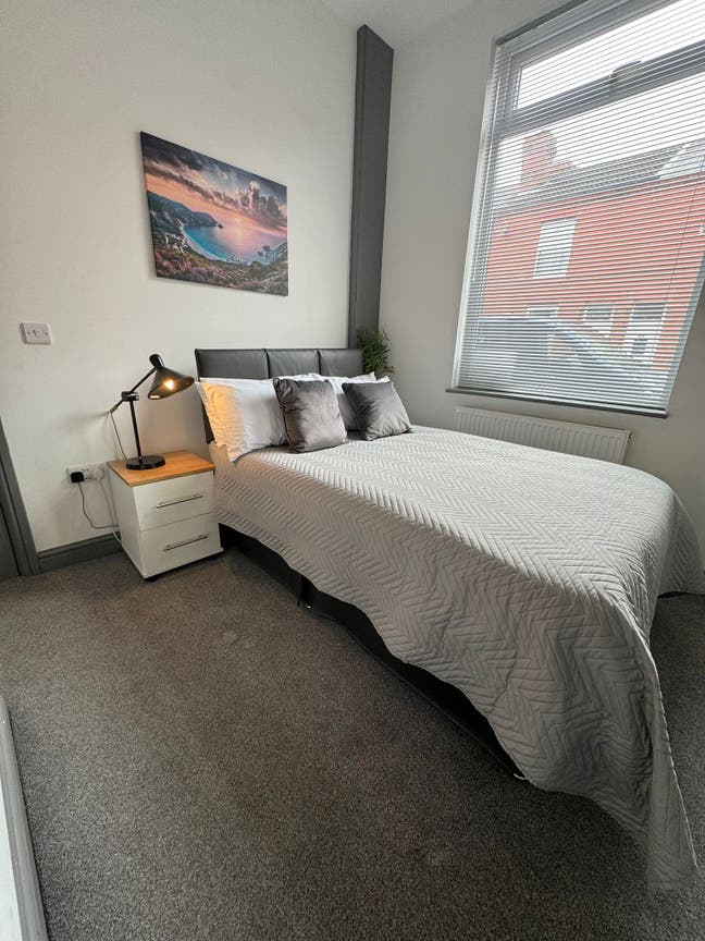 Quiet En Suite Room in Well-Managed House Main Photo