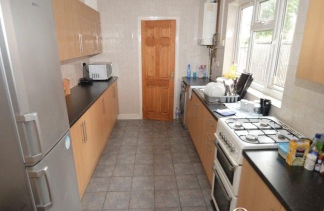 Spacious double bedroom in a 4-bedroom house Main Photo