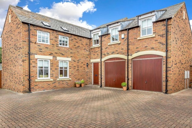 Stunning, large, peaceful home for professionals Main Photo