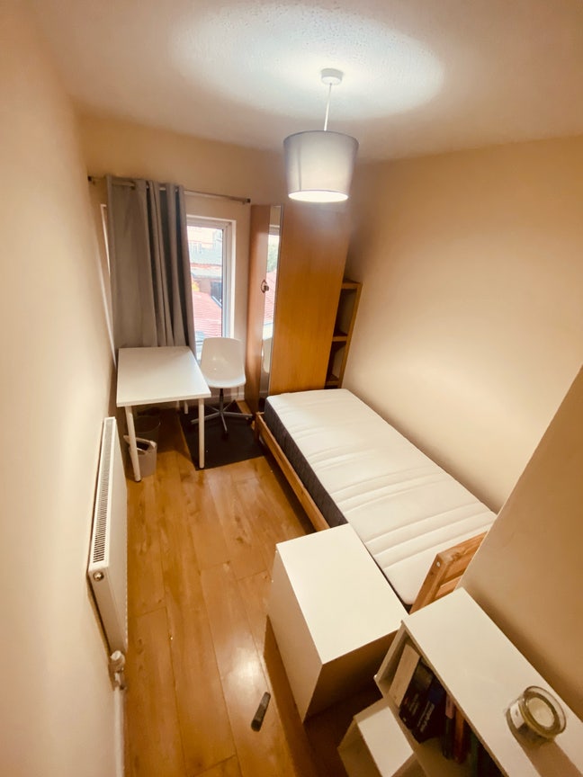  Single bed close to Heathrow T4 and T5 ✈️   Main Photo