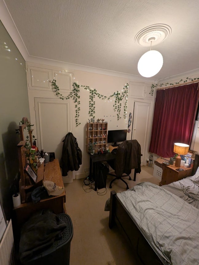A spacious single bedroom in a friendly house Main Photo