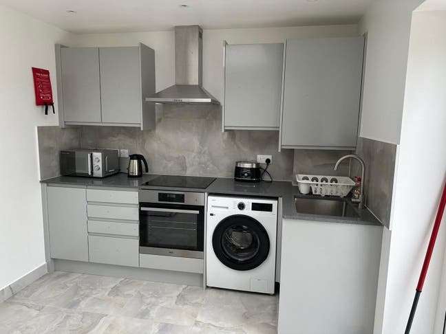 Spacious Room with Private Bathroom in Wembley Main Photo