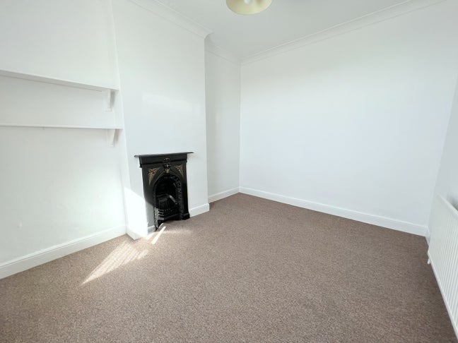 Sunny unfurnished double room available Main Photo