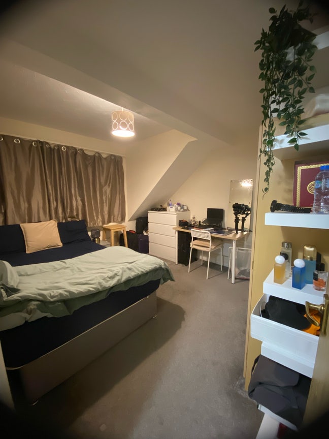 1 room in 2 bed house Main Photo