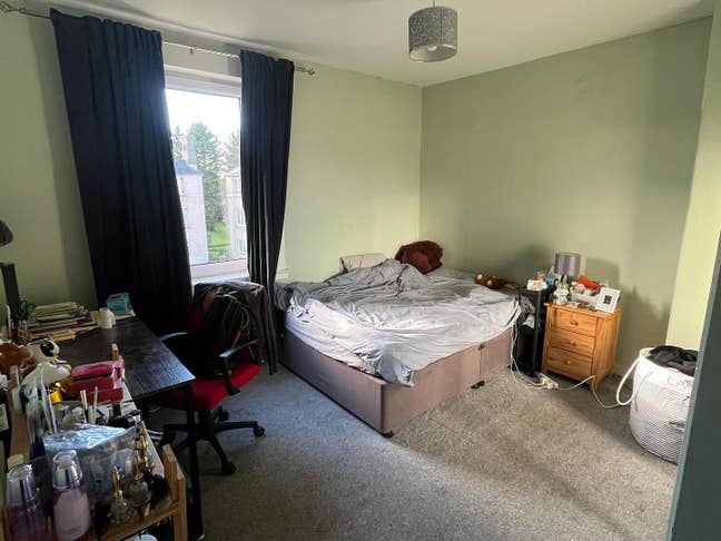 Spacious Room in 2-Bed Flat Main Photo