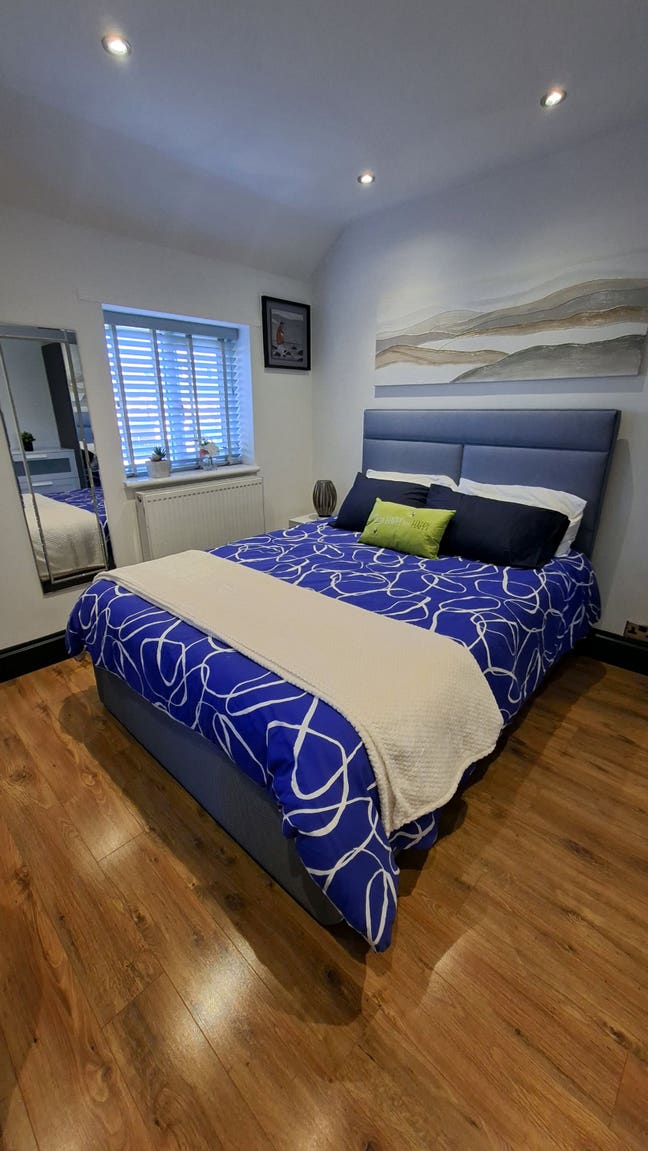 En-Suite Room in Modern Refurbished House  Main Photo