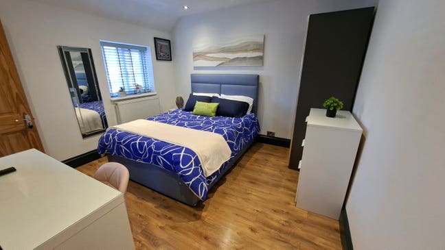 Modern Refurbished Room in Shared House  Main Photo
