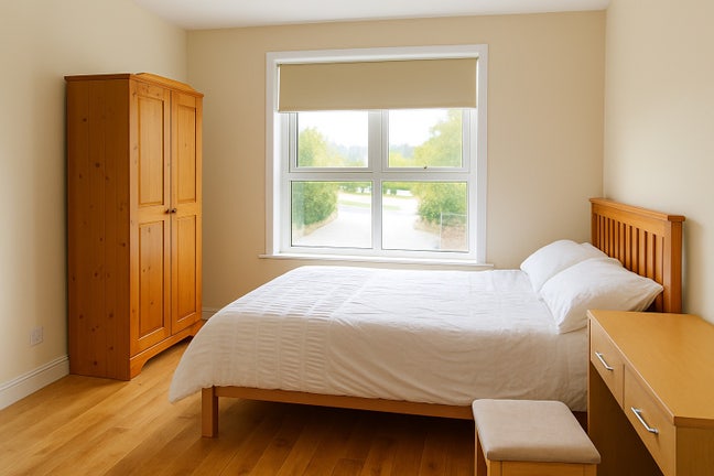 Double Room Available in Friendly Professionalhome Main Photo