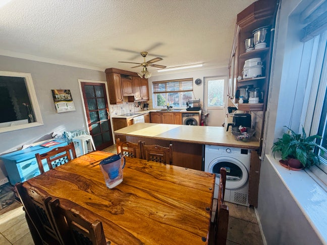 Bungalow Large Private Rooms for Single & Couples Main Photo