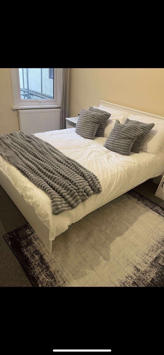 Large double bed  Main Photo