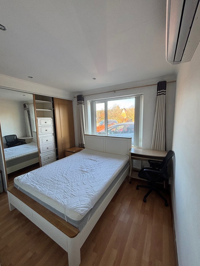 Spacious Bright Double Room to let Main Photo
