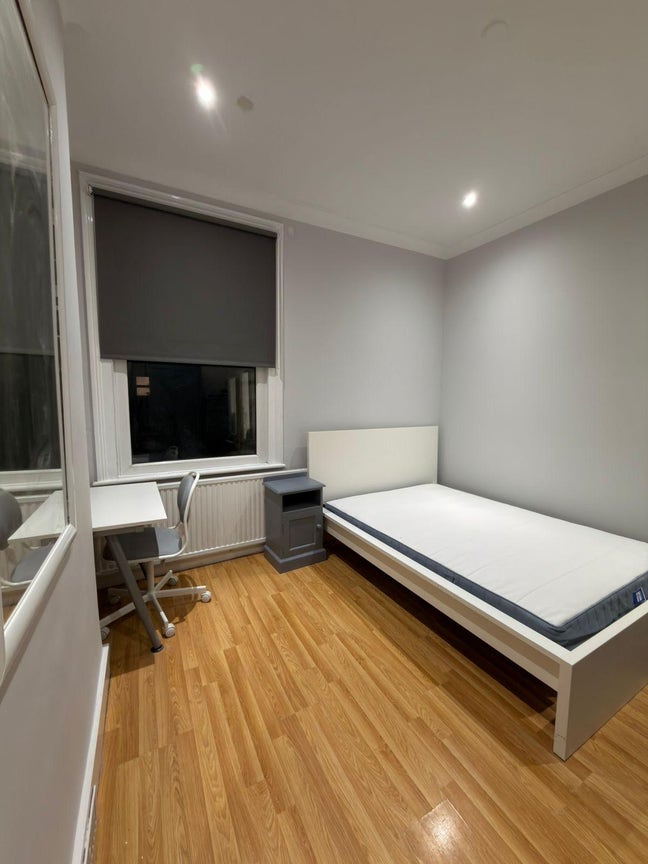 Room with double bed for 1 person in Fulham  Main Photo