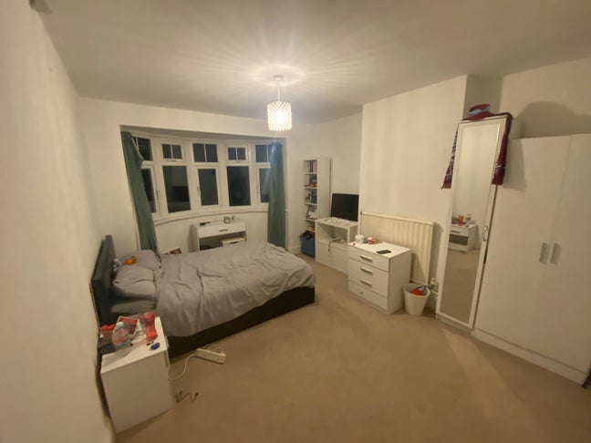 Spacious Double Room Available to Rent in Hertford Main Photo