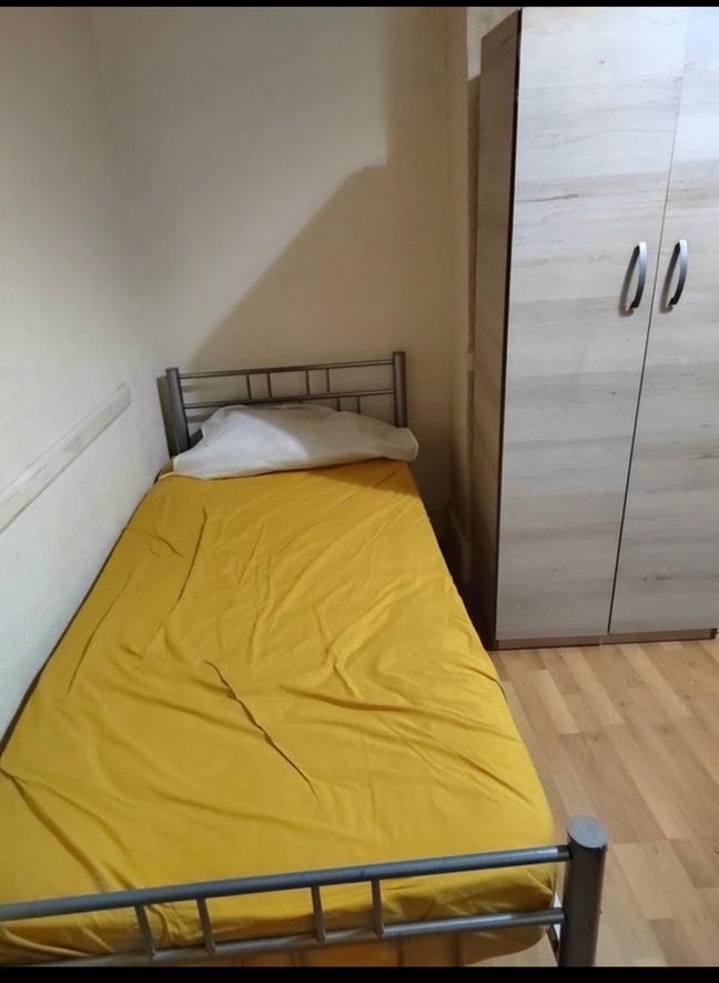 Single bed in a family house  Main Photo