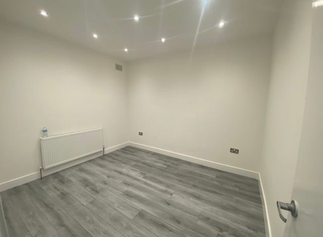 Double Room| Newly Renovated| Couples Ok| Short le Main Photo