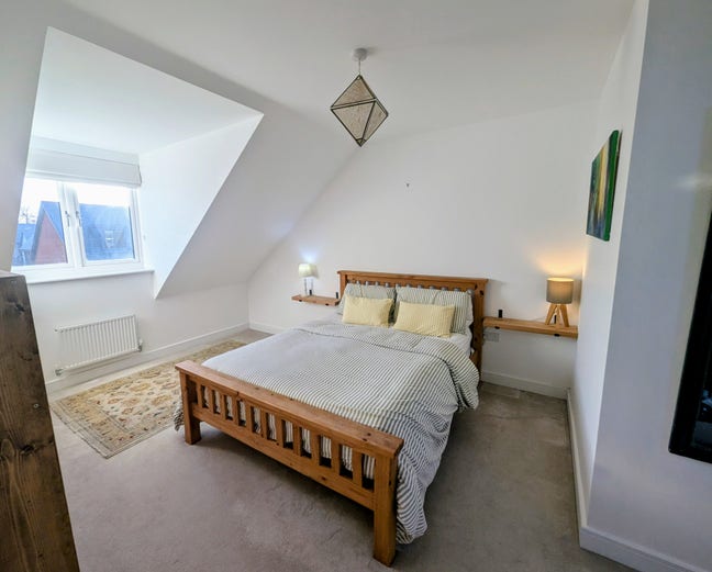 Lrg en suite Bedroom & private living/office space Main Photo