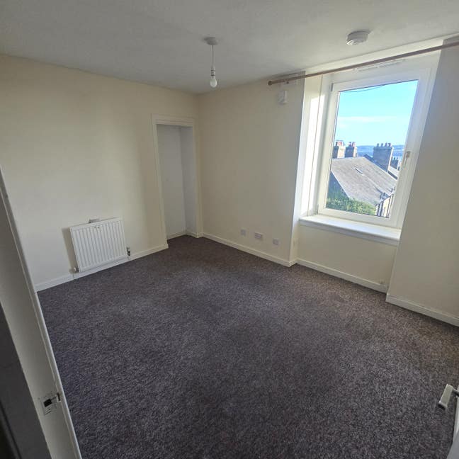 Large unfurnished double bedroom back of wellgate Main Photo