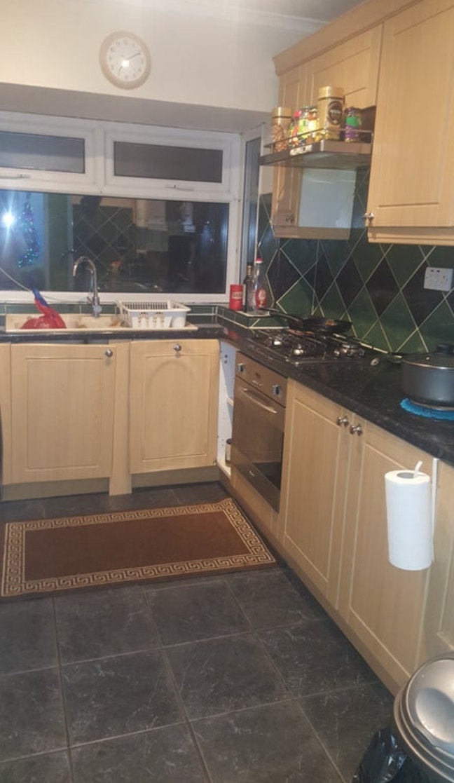 Double bed room available near BP longlane uxbridg Main Photo